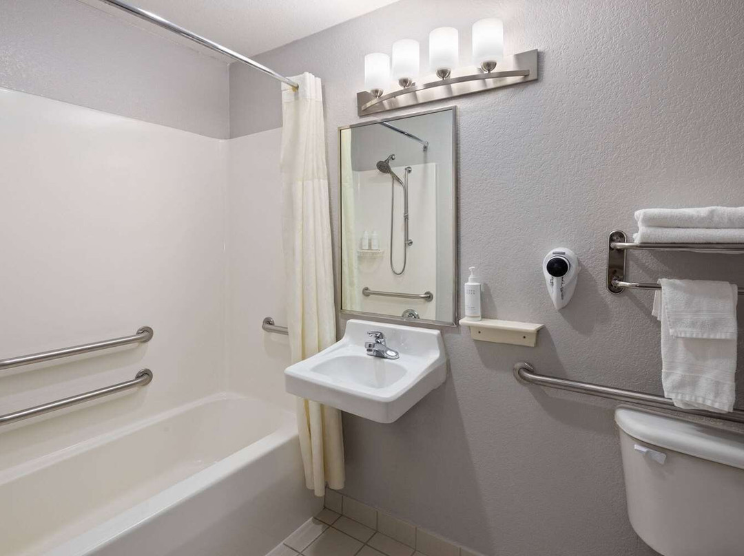 Days Inn & Suites by Wyndham Green Bay WI