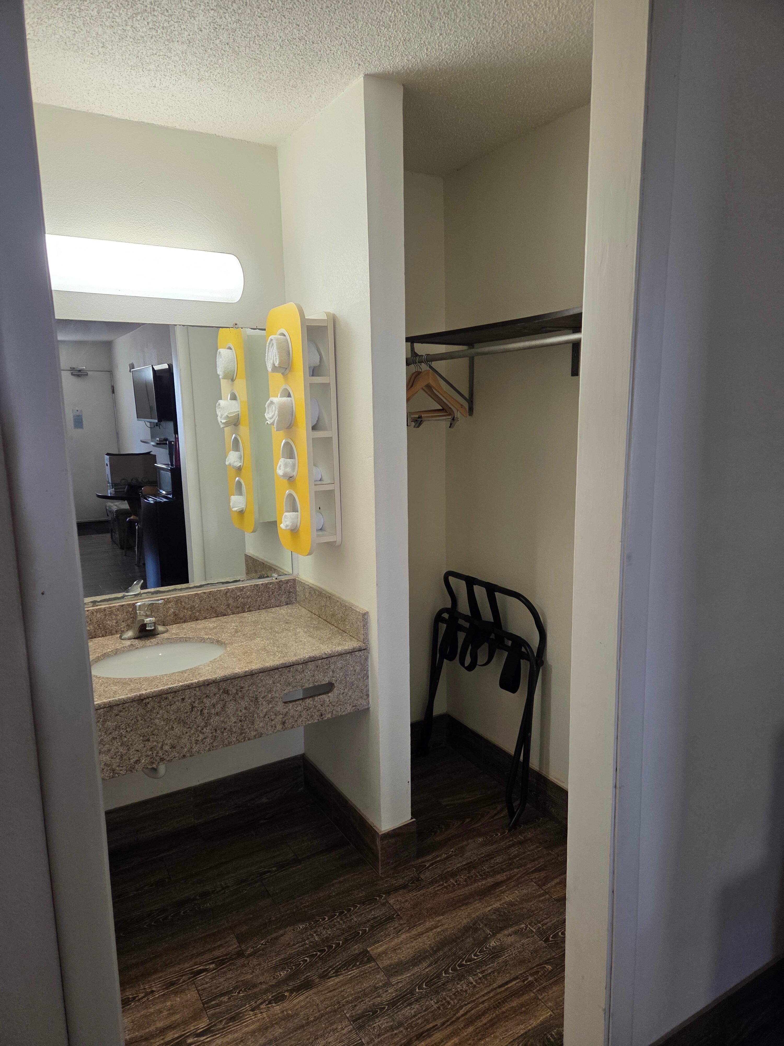 Motel 6 Staunton-浴室