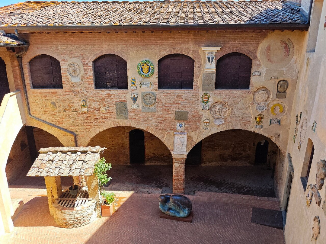 Palazzo Pretorio-切塔尔多必去景点