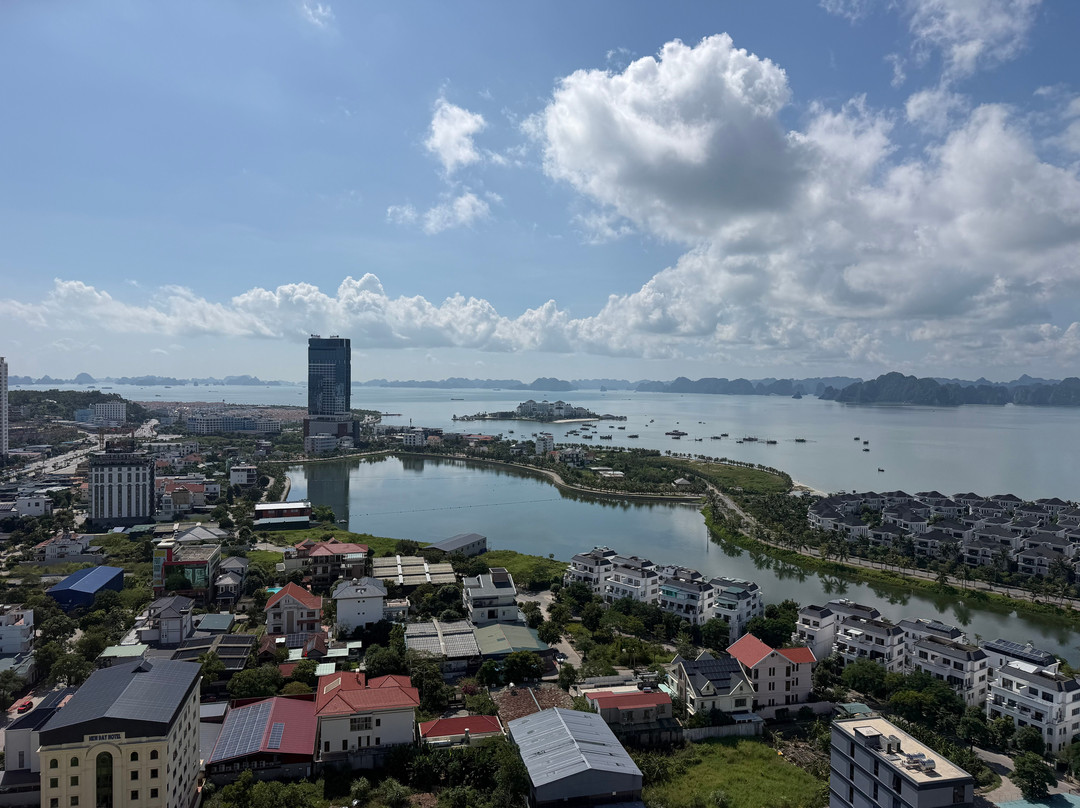 下龙湾德拉西酒店 - 现代湾景度假胜地主图