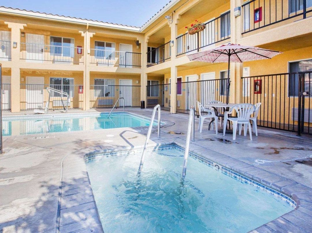 Econo Lodge & Suites Lodi