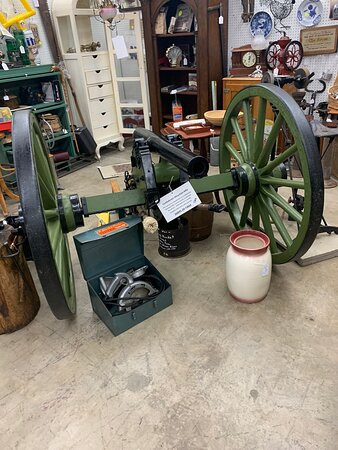 Out of the Cedar Chest Antiques & Interiors-卡明必去景点