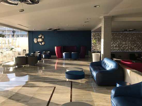 阿德耶鲁拜海岸酒店主图
