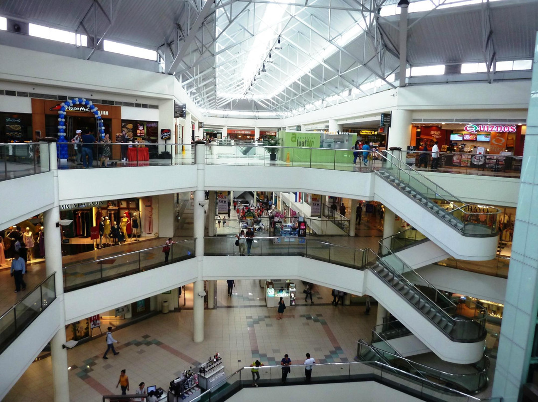 巴石旅游景点-Robinsons Galleria
