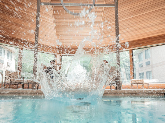 安阿伯丽晶套房酒店主图