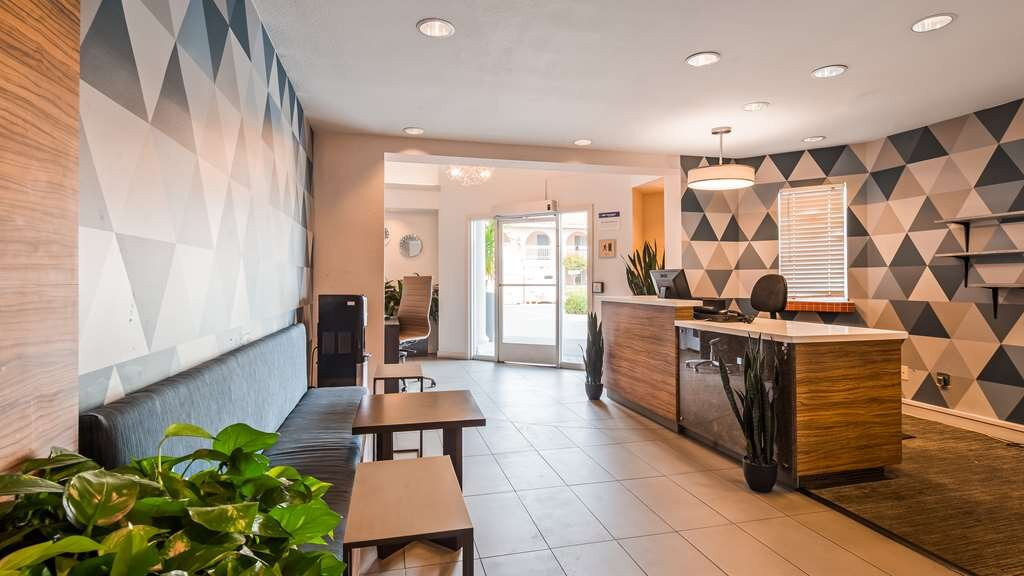 贝斯特韦斯特优质行政套房酒店主图