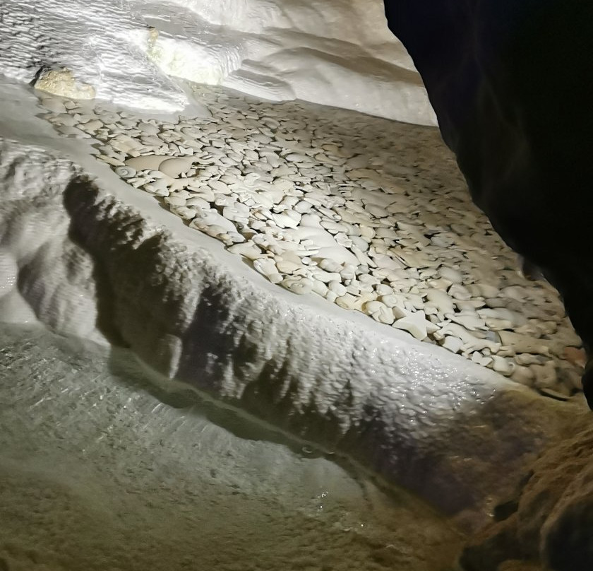 Les Grottes Petrifiantes景点图片