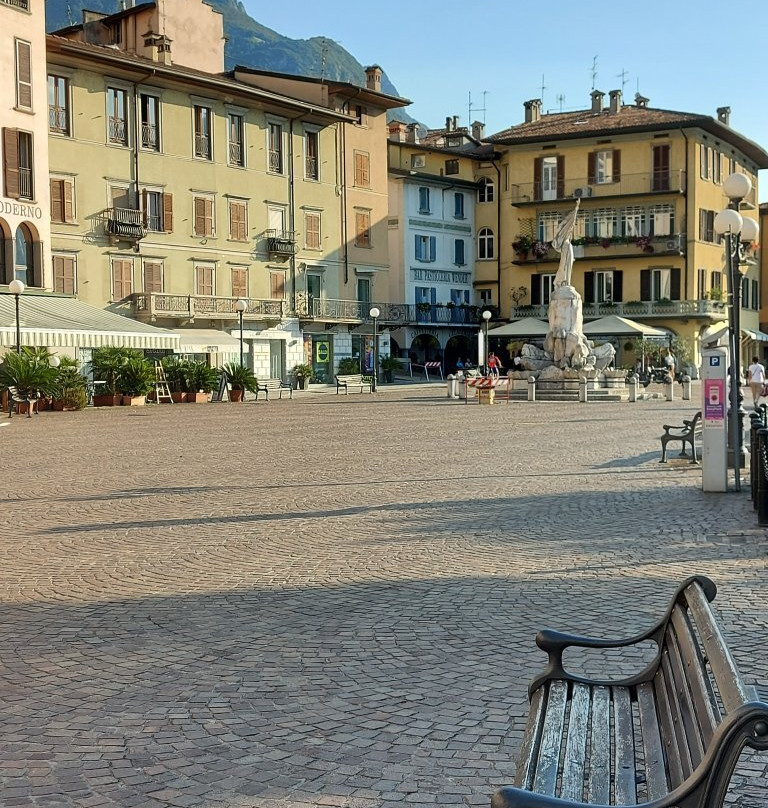 Case Piazza XIII Martiri景点图片