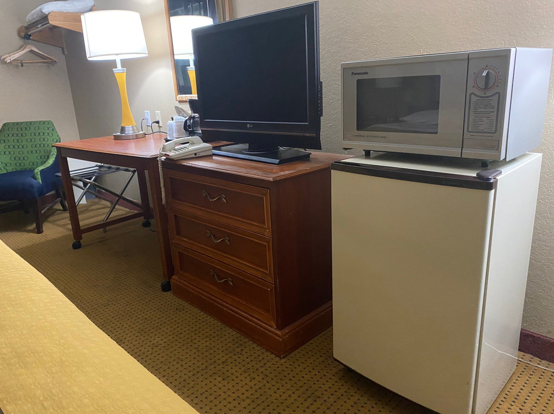 Super 8 by Wyndham Howe主图