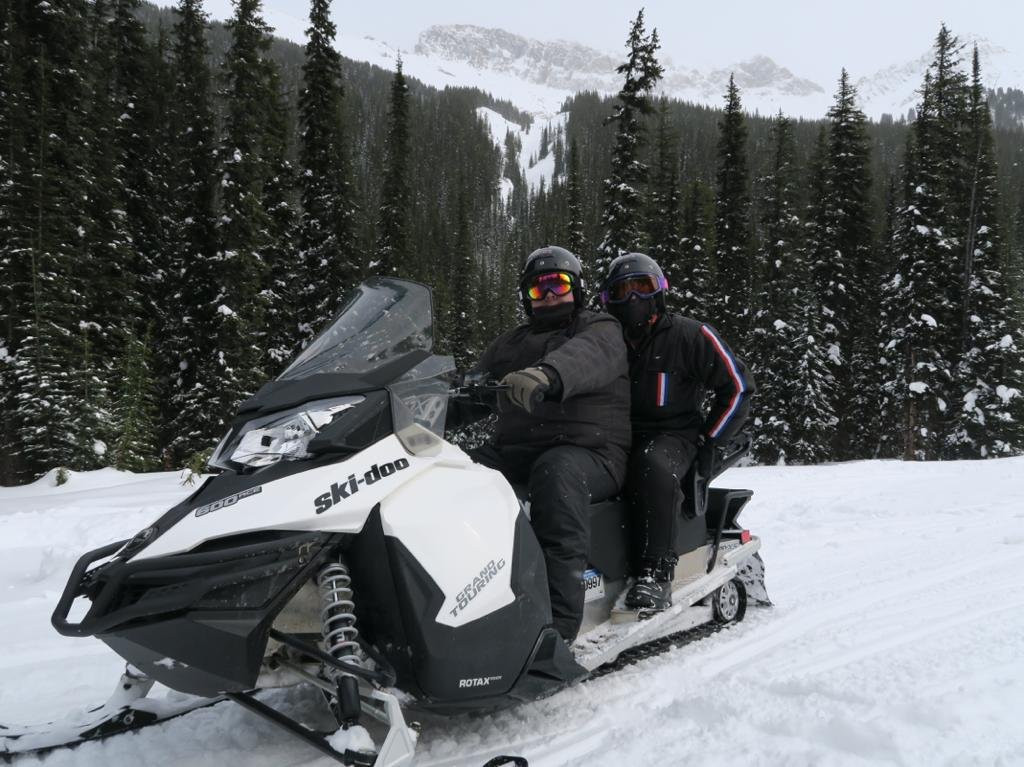 White N’ Wild Snowmobile Tours-戈尔登必去景点