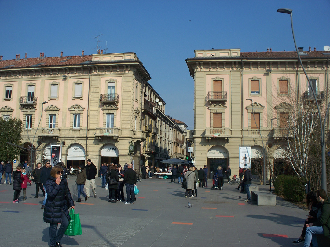 Piazza Michele Ferrero景点图片