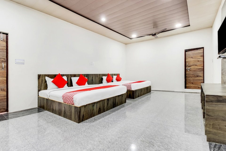 OYO 62995 Royal Hotel & Farms