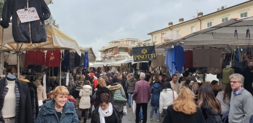 Mercato Settimanale di Forte dei Marmi-福尔泰德伊马尔米必去景点