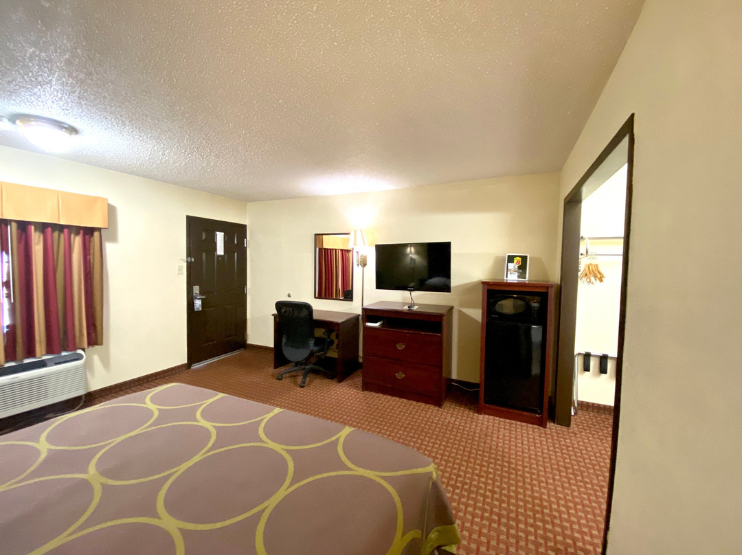 Super 8 by Wyndham Shawnee主图