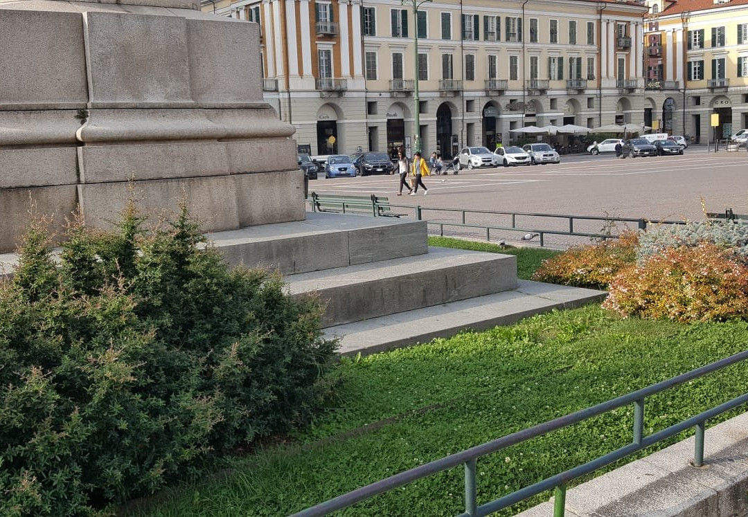 Monumento a Giuseppe Barbaroux-库内奥必去景点