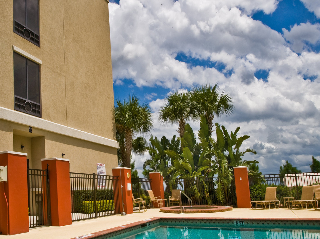 普莱西德湖快捷假日套房酒店主图