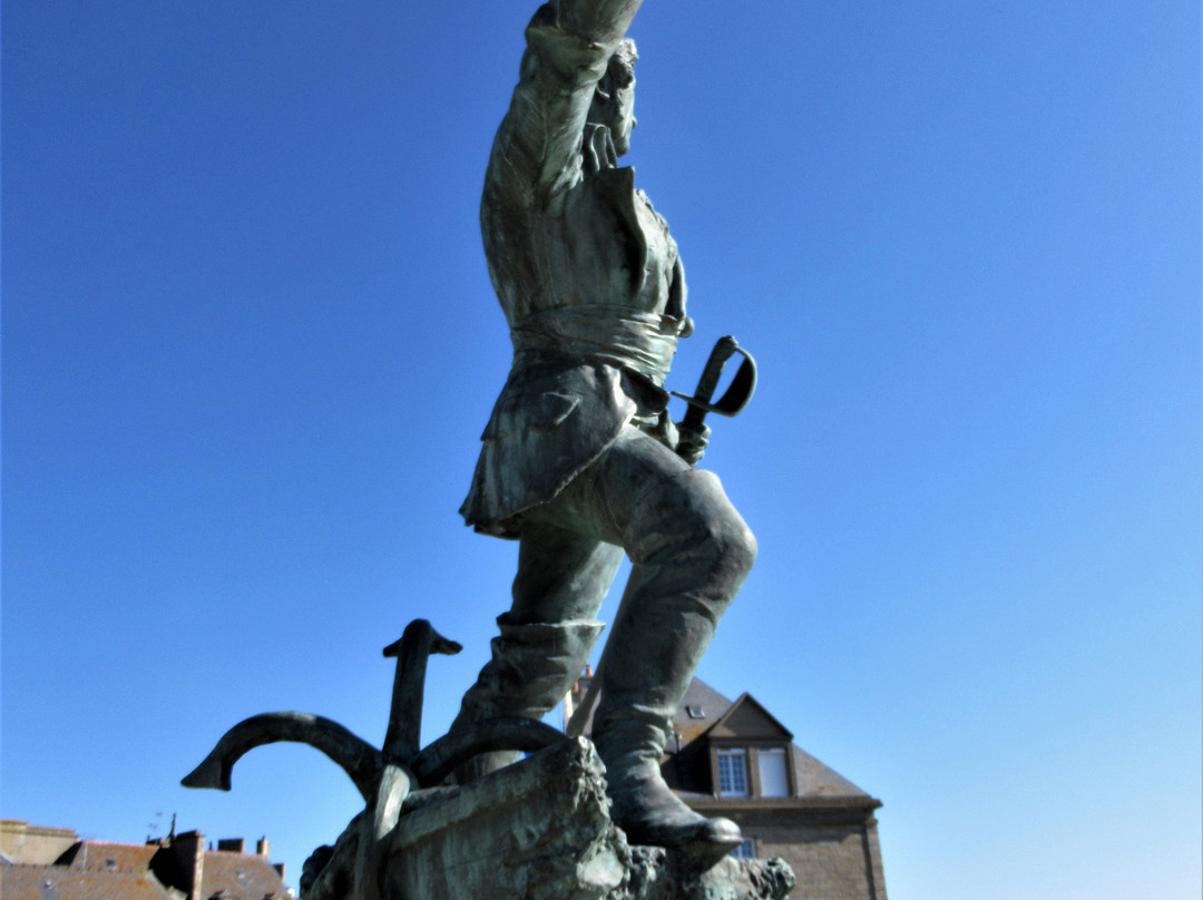 Statue Robert Surcouf景点图片