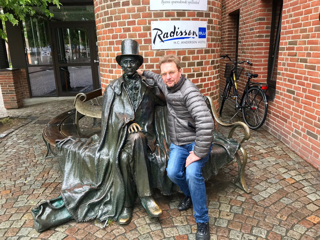 Hans Christian Andersen Statue-欧登塞必去景点
