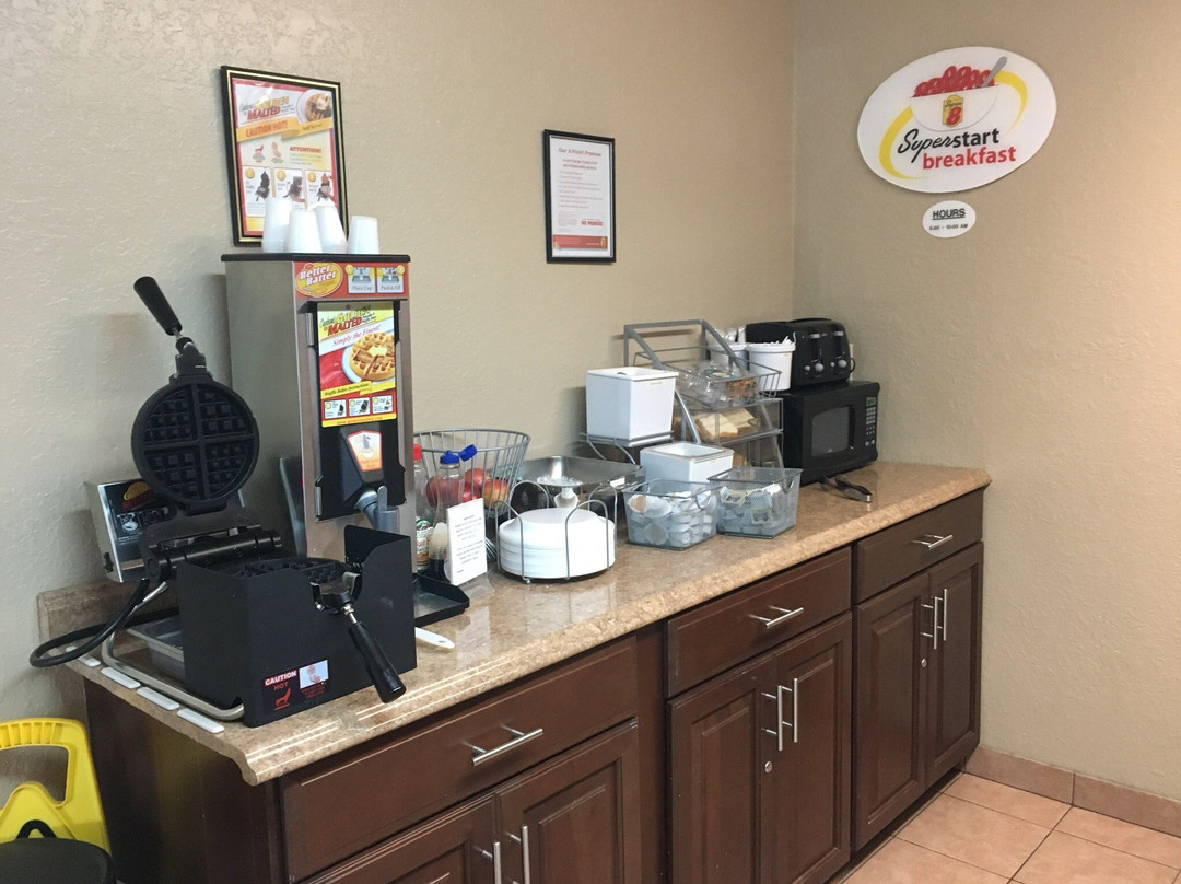 马塞纳NY速8酒店主图