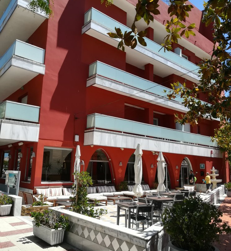 滨海皮纳尔酒店主图