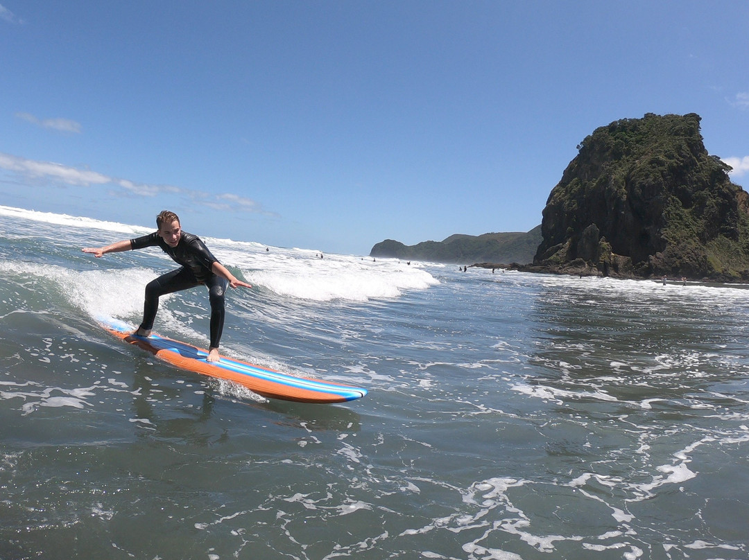 Piha Surf School-皮哈海滩必去景点