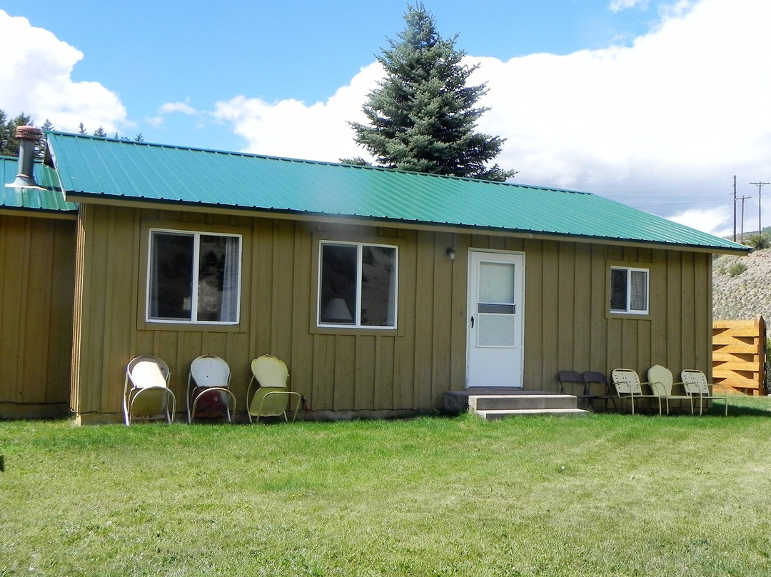 The House on Old Mill Road主图