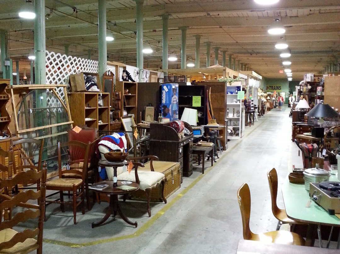 Ian Henderson's Antique Mall景点图片