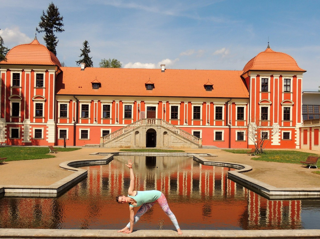 Yoga & Petraki景点图片