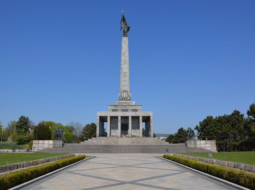斯拉文苏军烈士纪念碑景点图片