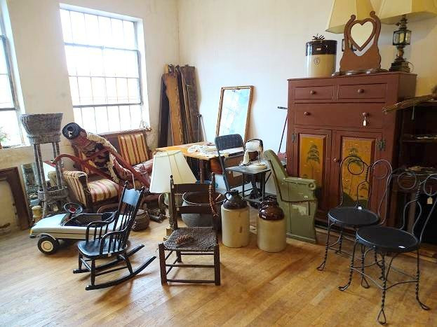 Main Street Antiques景点图片