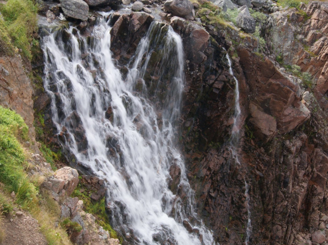 Waterfall of Maloye Batareyskoye Lake景点图片