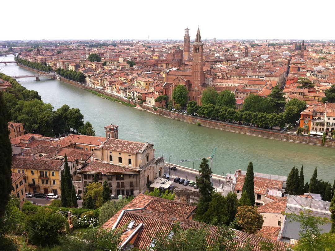 Piazzale Castel San Pietro景点图片