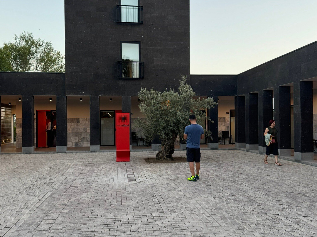 Manifest Restaurant & Hotel