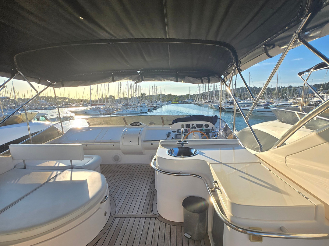 Family Luxury Yachting景点图片