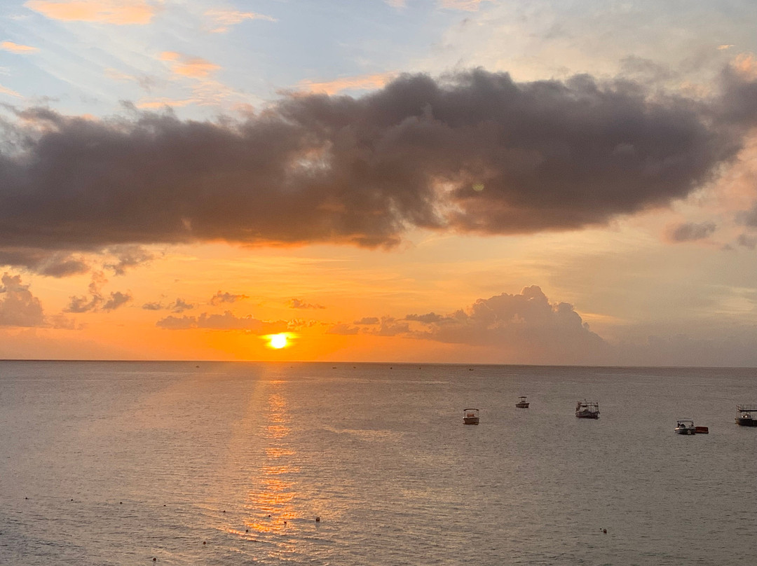 Tropical Sunset Beach Apartment Hotel主图