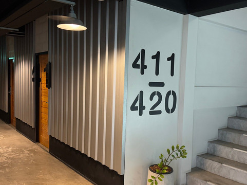 万伦蓝猴中心酒店主图