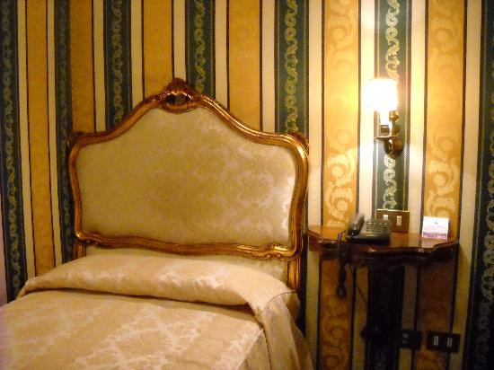 圣塔罗酒店主图