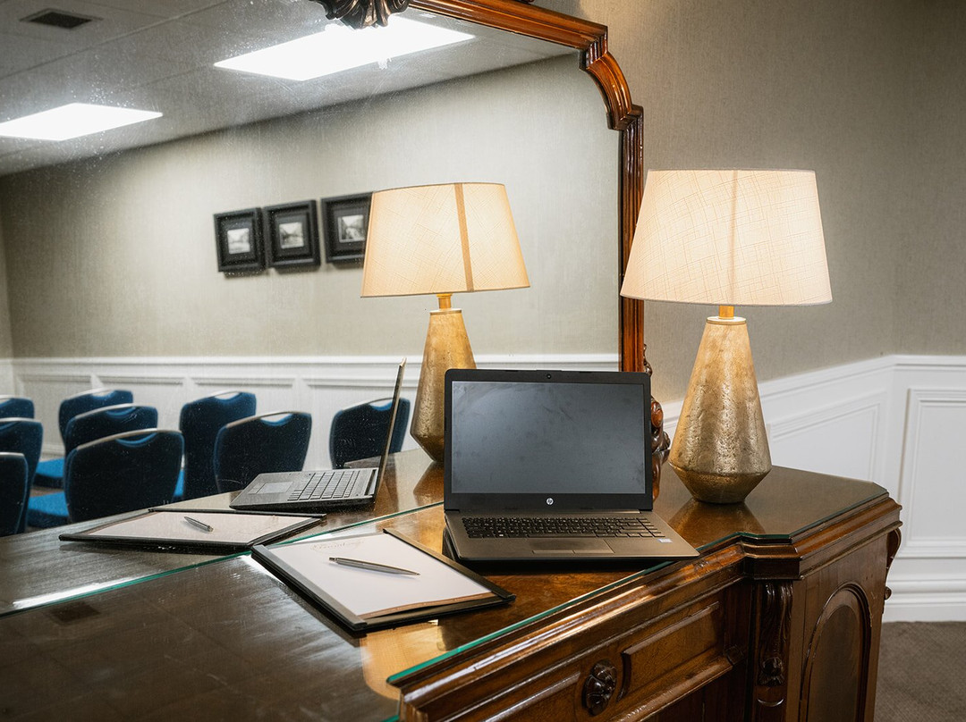 特拉利大酒店主图