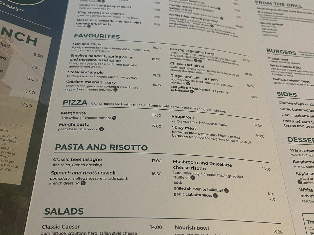 假日艾尔斯伯里酒店主图