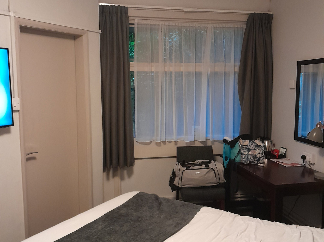 Oaklands Hotel主图