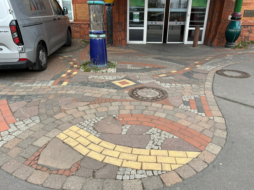 Hundertwasser-Bahnhof-于尔岑必去景点