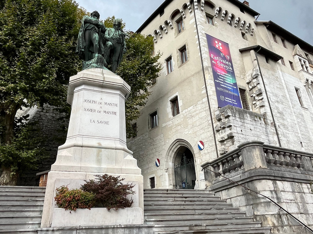 Statue des Freres De Maistre-尚贝里必去景点