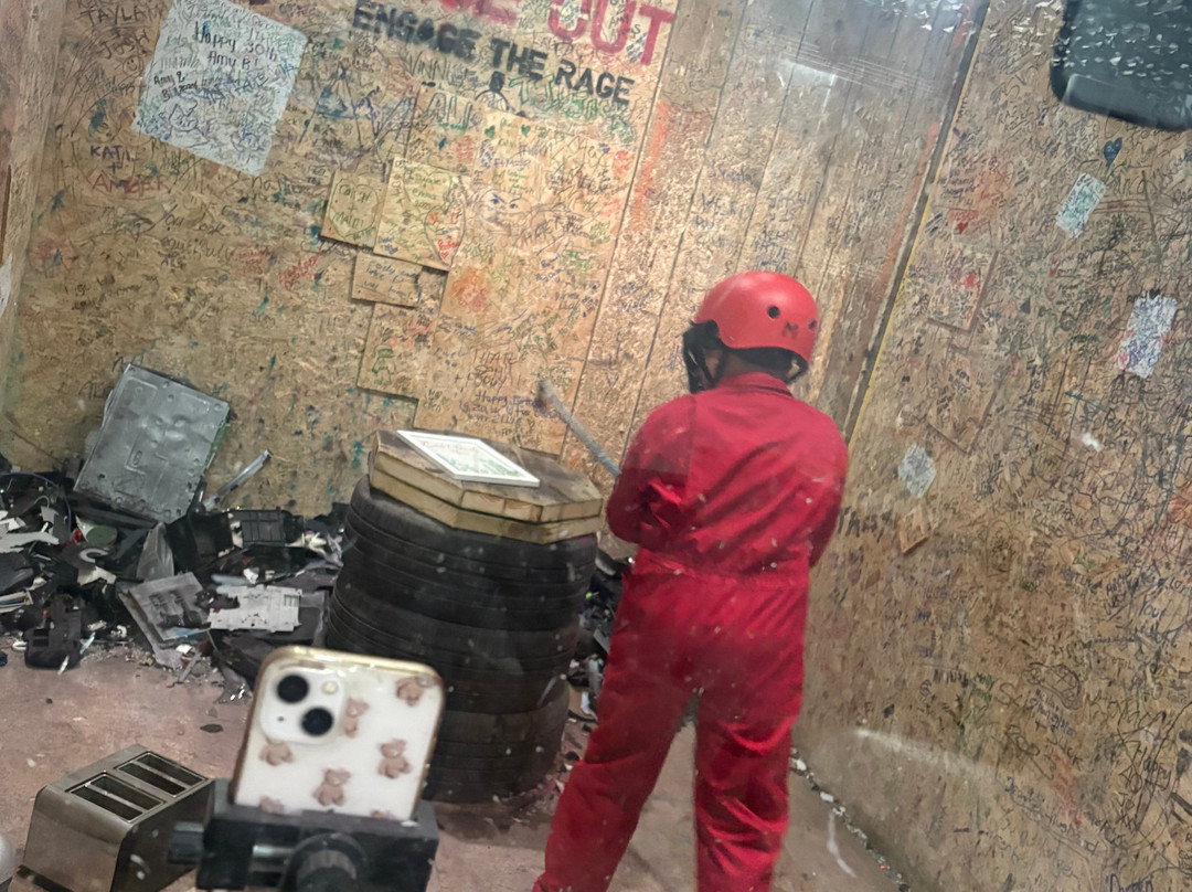 Rage Out - Rage Rooms & Axe Throwing-梅德斯通必去景点