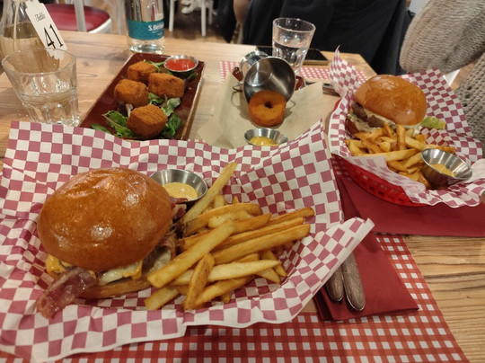 Alfredo's Pizza Burger Shake Due Carrare