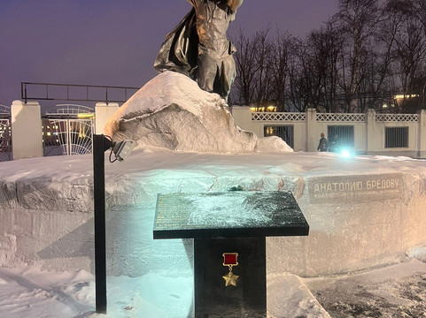 Anatoly Bredov Monument-摩尔曼斯克必去景点