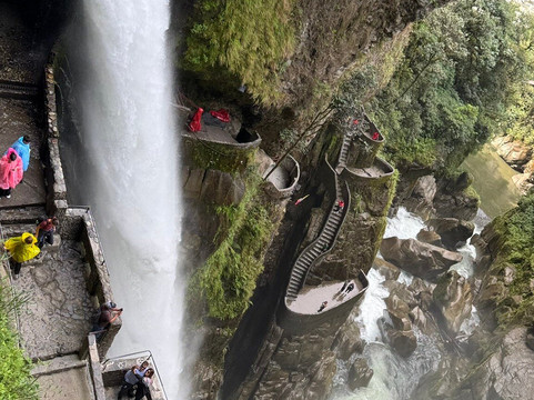 恶魔之炉瀑布-巴尼奥斯必去景点