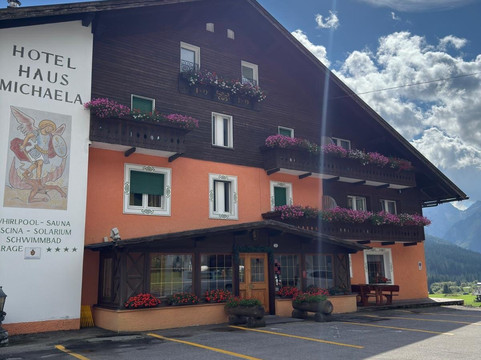 豪斯麦克拉酒店主图