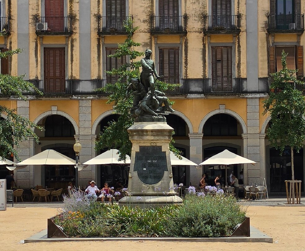 Placa de la Independencia-赫罗那必去景点