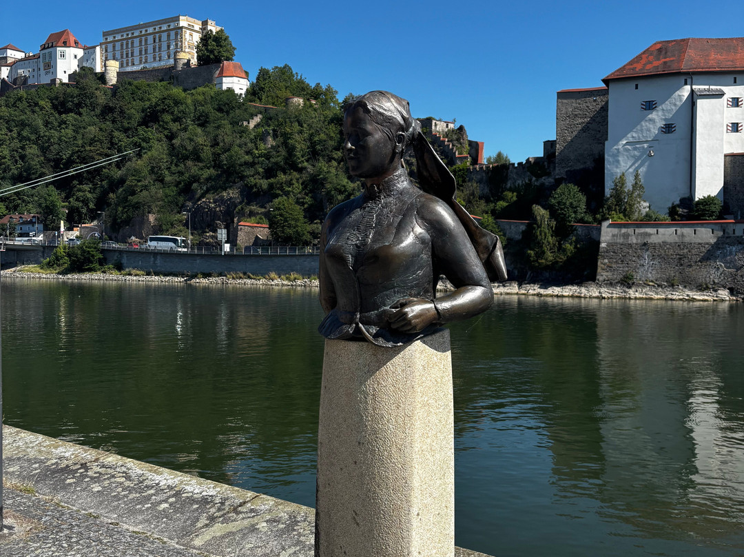 Emerenz Meier Statue-帕绍必去景点