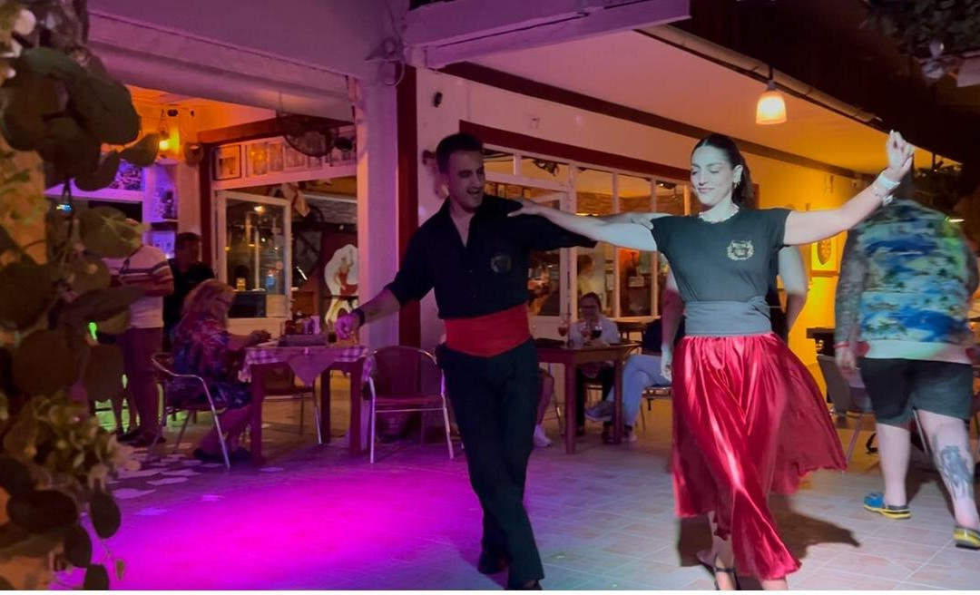 Mad Mike's Bar-Agios Georgios必去景点